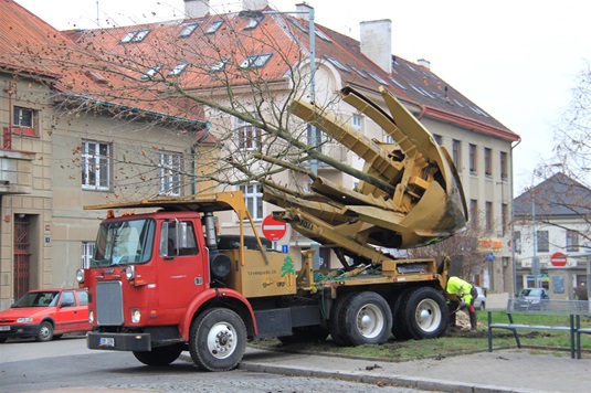 Přesazení stromu z ulice Josefa Kočího do prostoru mezi ulicemi Vrážská a Věštínská