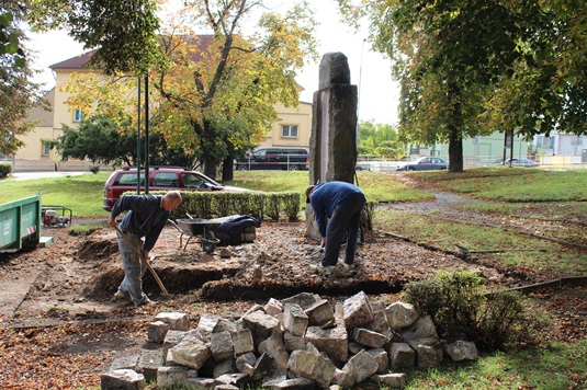 Práce na opravě pomníku probíhají od října 2016. 