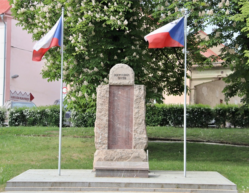 Pomník na náměstí Osvoboditelů v Praze-Radotíně, 3.5.2018