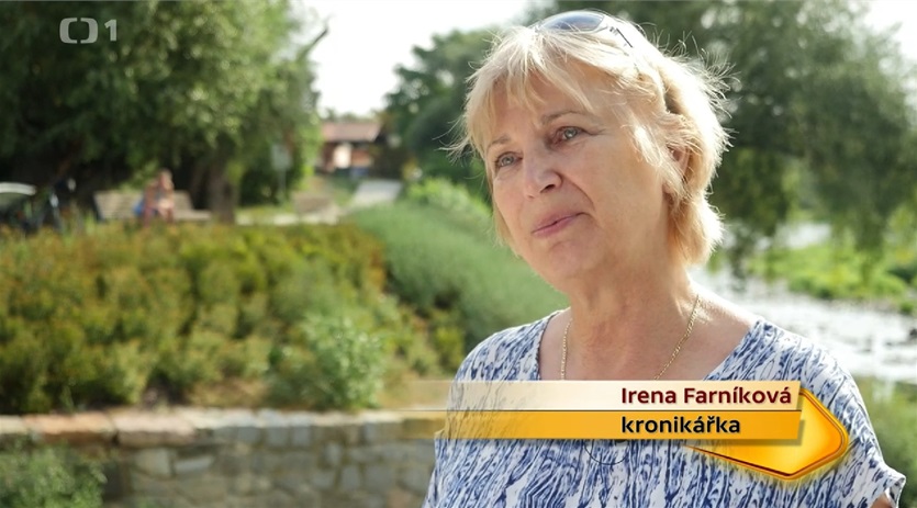 Záběr z pořadu Toulavá kamera - Radotínská mlýnská stezka. Na snímku Irena Farníková, kronikářka Radotína. 