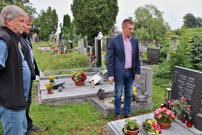 Starosta Karel Hanzlík a místostarostové Miroslav Knotek a Milan Bouzek u hrobu Hany Žižkové, bývalé starostky Radotína. 13.6.2018