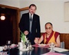 Že se jedná o snímek z první návštěvy Jeho Svatosti dalajlamy, je jasně patrné z placky Občanského fóra, kterou má připnutou na rouchu