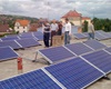 Fotovoltaické panely na střeše základní školy